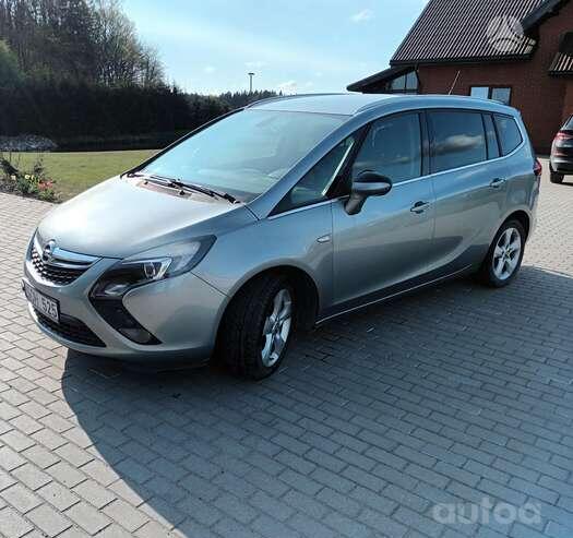 Opel Zafira C Tourer minivan